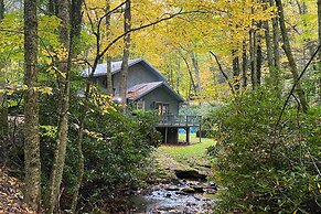 Boone Cottage w/ Fire Pit & On-site Creek!