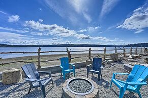 Similk Bay Retreat With Deck, Fire Pit + Hot Tub!