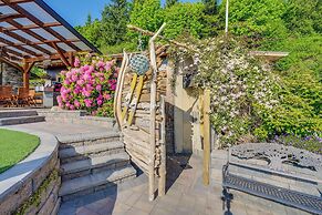 Similk Bay Retreat With Deck, Fire Pit + Hot Tub!