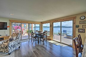Similk Bay Retreat With Deck, Fire Pit + Hot Tub!