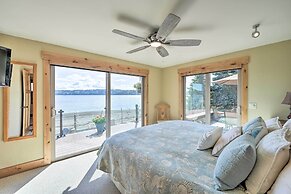 Similk Bay Retreat With Deck, Fire Pit + Hot Tub!