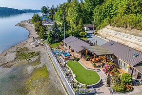 Similk Bay Retreat With Deck, Fire Pit + Hot Tub!