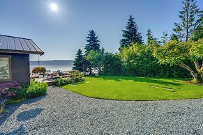 Similk Bay Retreat With Deck, Fire Pit + Hot Tub!
