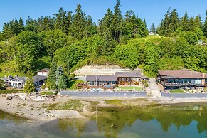 Similk Bay Retreat With Deck, Fire Pit + Hot Tub!