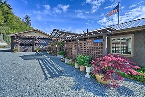 Similk Bay Retreat With Deck, Fire Pit + Hot Tub!