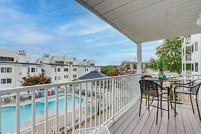 Pool-view Condo: Walk to Shops & Lake!