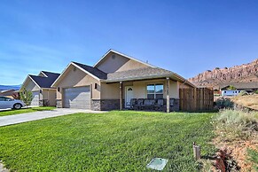 Mountain-view Moab Home w/ Pool & Hot Tub Access!