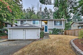 Spacious Kent Getaway w/ Yard, Deck + Grill!