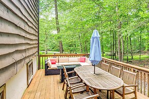 Poconos Cabin Rental - Walk to Lake Wallenpaupack!