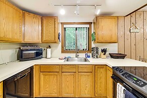 < 1 Mi to Lake Wallenpaupack: Poconos Cabin Rental