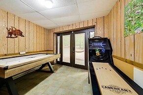 6 Mi to Skiing: Poconos Winter Escape!
