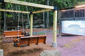 Fire Pit & Games! Secluded Chalet 30 Mi to Montage