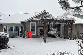 Gorgeous Wapato Point Lakehouse w/ Private Hot Tub