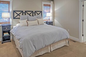 Gorgeous Wapato Point Lakehouse w/ Private Hot Tub