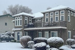 Gorgeous Wapato Point Lakehouse w/ Private Hot Tub