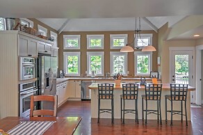 Gorgeous Wapato Point Lakehouse w/ Private Hot Tub