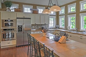 Gorgeous Wapato Point Lakehouse w/ Private Hot Tub