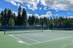 Condo w/ Outdoor Heated Pool + Hot Tub Access!