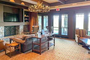 Condo w/ Outdoor Heated Pool + Hot Tub Access!