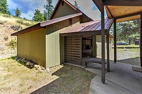 Romantic Riverfront Cottage - 1 Mile to Winthrop!