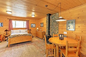 Romantic Riverfront Cottage - 1 Mile to Winthrop!