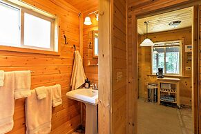 Romantic Riverfront Cottage - 1 Mile to Winthrop!