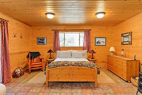 Romantic Riverfront Cottage - 1 Mile to Winthrop!