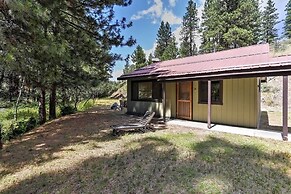 Romantic Riverfront Cottage - 1 Mile to Winthrop!