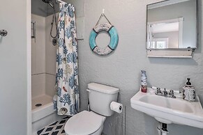 Cozy Crystal Beach Cottage: Walk to Shoreline