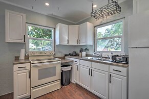 Cozy Crystal Beach Cottage: Walk to Shoreline