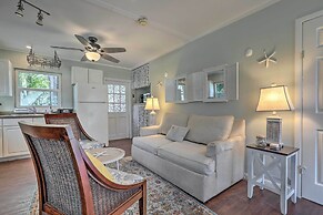 Cozy Crystal Beach Cottage: Walk to Shoreline
