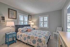 Cozy Crystal Beach Cottage: Walk to Shoreline