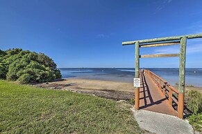 Cozy Crystal Beach Cottage: Walk to Shoreline