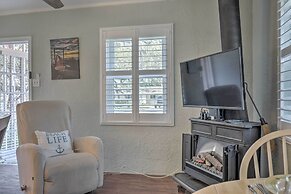 Cozy Crystal Beach Cottage: Walk to Shoreline