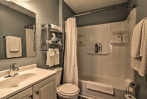 Condo w/ Sunroom, Near Downtown Hendersonville!