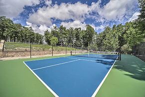 Modern Cabin w/ Deck, Grill & Chinquapin Amenities