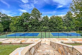 Modern Cabin w/ Deck, Grill & Chinquapin Amenities