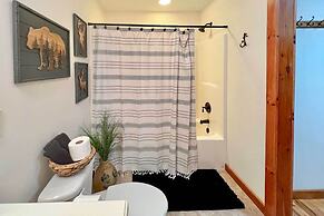 Spacious Murphy Chalet w/ Hot Tub: Mtn Views!