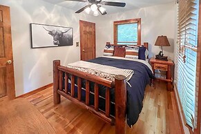 Spacious Murphy Chalet w/ Hot Tub: Mtn Views!