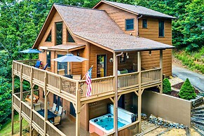 Spacious Murphy Chalet w/ Hot Tub: Mtn Views!