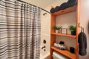 Spacious Murphy Chalet w/ Hot Tub: Mtn Views!