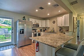 Cozy Jungle Escape < 1 Mi to Gulfport Beach!