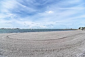 Cozy Jungle Escape < 1 Mi to Gulfport Beach!