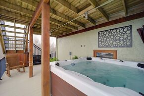 Views & Hot Tub: Sky Barn Retreat in Beech Mtn!