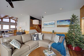 Views & Hot Tub: Sky Barn Retreat in Beech Mtn!