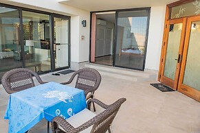 Oceanfront Condo w/ 2 Lanais, Walk to Beach!