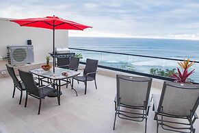 Oceanfront Condo w/ 2 Lanais, Walk to Beach!