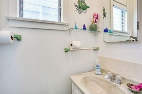 Quaint Avalon Cottage < Half-mi to Beaches!
