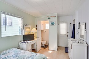 Quaint Avalon Cottage < Half-mi to Beaches!