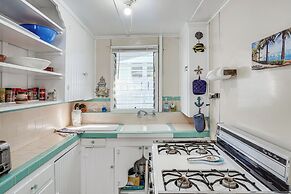 Quaint Avalon Cottage < Half-mi to Beaches!